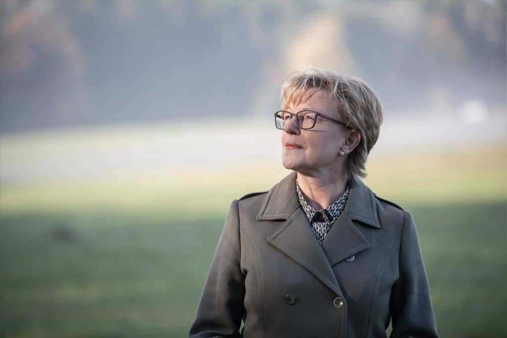 Trauerrednerin Stefanie Ovenhausen im Portrait auf herbstlicher Wiese